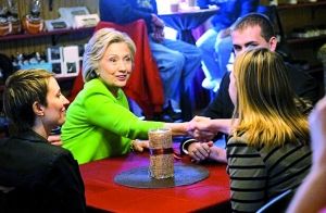 在宣傳片中，希拉里熱情地與三名“普通美國人”交談。