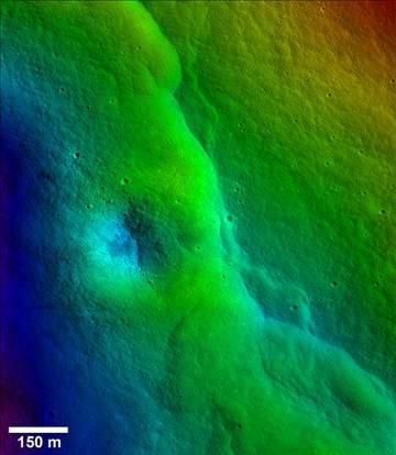 不只月球引力影響地球，科學(xué)家借由月球表面數(shù)千的裂縫推斷，地球引力似乎正對月球表面造成嚴(yán)重影響