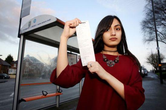 事發(fā)當(dāng)時薩迪克并未帶任何身份證件，無法證實自己真的只有15歲，百口莫辯的她，最后只好在全車乘客的注目下被趕下車和罰款，被迫走路回家。