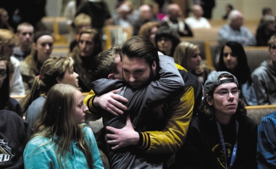 2月21日，美國密歇根州卡拉馬祖縣，連環(huán)槍擊案發(fā)生后，民眾在教堂禱告。