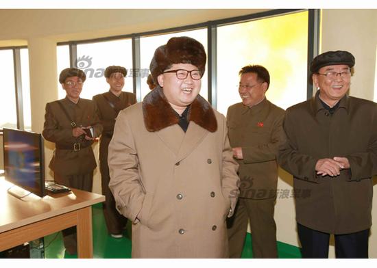 金正恩現(xiàn)場(chǎng)指導(dǎo)工作。