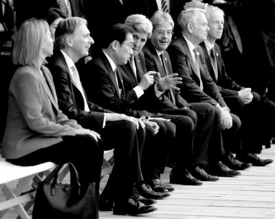 10日，七國外長觀看日本傳統(tǒng)歌舞表演期間，美國國務(wù)卿克里與日本外相岸田文雄在交頭接耳