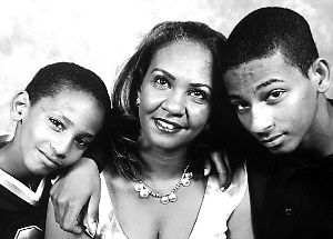 謝赫（右）和弟弟馬哈茂德（左）與母親合影。