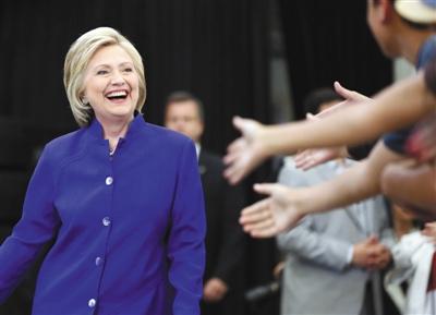 當(dāng)?shù)貢r(shí)間6日，美國(guó)加利福尼亞州長(zhǎng)灘市，心情大好的希拉里與支持者互動(dòng)。 圖/CFP