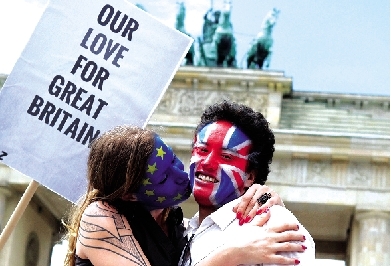 一對情侶用行動支持“留歐”。