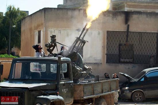 圖為反對(duì)派向政府軍的戰(zhàn)機(jī)開(kāi)火。