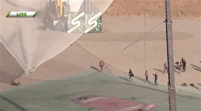 艾金斯成功落到一個1/3足球場大小的安全網(wǎng)上。