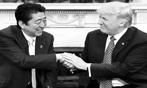 本來來訪者還應(yīng)包括墨西哥總統(tǒng)培尼亞·涅托的。但特朗普簽署行政令稱要在美國(guó)和墨西哥之間建墻，還要向墨西哥出口到美國(guó)的商品加征20%關(guān)稅的行為惹怒了墨西哥人。