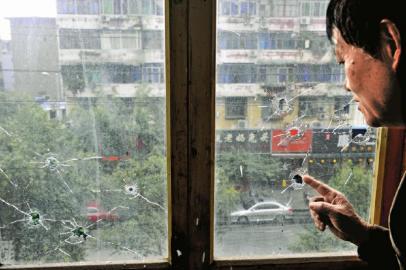 10月17日，朱先生家窗戶被擊穿。