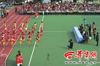 昨日，部分學(xué)生演員身著短袖短褲在表演節(jié)目 本報(bào)記者張欣攝