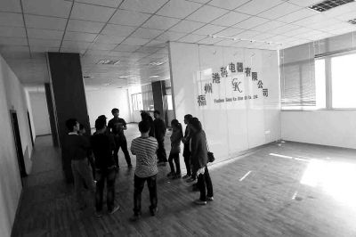 曾經(jīng)看似正規(guī)且豪華的公司，如今空空如也，只剩進(jìn)門處的公司名稱還赫然在目