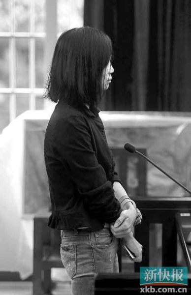 昨日，何敏在庭上抿著嘴不停抹眼淚。新快報記者孫毅/攝