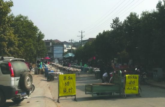 簡(jiǎn)陽(yáng)董家埂鄉(xiāng)，主干道被占道擺酒席