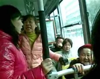 女孩沒(méi)給老太讓座被人批。