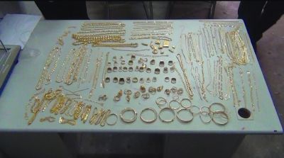 警方追回的被搶金首飾，有172件，2200多克。其余的都被嫌疑人變賣，用來購買手機的汽車。