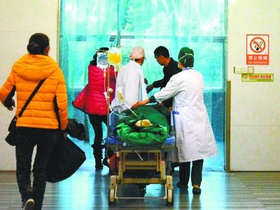 受傷女孩做完手術(shù)被送往重癥監(jiān)護室。記者楊濤 攝