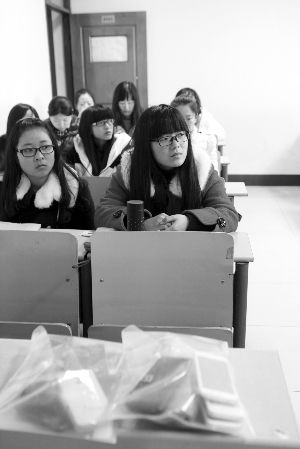 在限時斷網(wǎng)前，江大已有發(fā)起拒絕手機低頭族活動，圖為設立了手機暫存袋的課堂 吳奕 攝