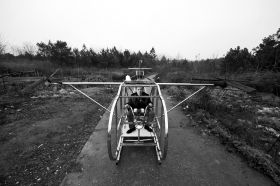 3月12日，汨羅白塘鄉(xiāng)趕洲村，李厚勝坐在他的“魚(yú)鷹直升機(jī)”上。圖/記者謝長(zhǎng)貴