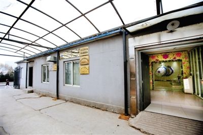 2月25日，北京石景山醫(yī)院，太平間旁的一間辦公室外掛有“八寶山殯儀館石景山醫(yī)院服務(wù)站”的牌子。本版攝影/新京報記者 王叔坤