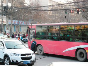 一個多小時，除了短暫的休息，郭師傅一直在車流中舉著木棍 圖片由市民孫先生提供