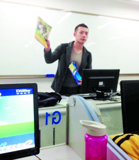 讓甘麟翰爆紅的，就是這張商學(xué)院大一學(xué)生在課堂上拍攝的照片。