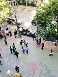 市民提供給賀偉的事發(fā)時雙方?jīng)_突照片。