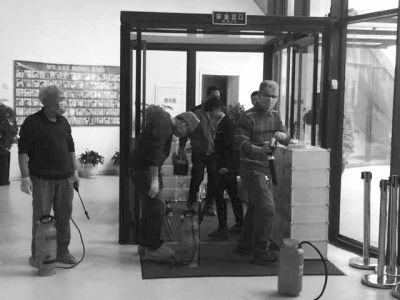 相關(guān)人員正在對(duì)園區(qū)消毒。讀者供圖