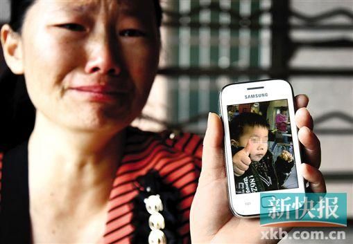 男童的舅媽拿著小益的照片,悲痛欲絕。 新快報記者 畢志毅 攝