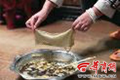 　　昨日，店方讓顧客觀看該火鍋制作時(shí)的監(jiān)控錄像本組圖片由本報(bào)記者黃利健攝