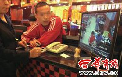 昨日，李女士展示從火鍋店抱回的火鍋，內(nèi)有濕巾