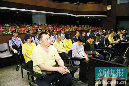 ■蔣洪偉(左一)等二十幾名被告被指控犯集資詐騙罪,昨日集體過(guò)堂?！　?鄭朝暉/攝