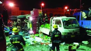 渣土車側(cè)翻在地，現(xiàn)場一片狼藉