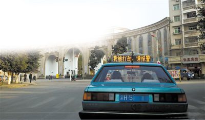 前天傍晚，石柱縣城內(nèi)，譚師傅開著“我被打劫，請報警”的出租車載客，市民看到后紛紛報警。網(wǎng)絡截圖