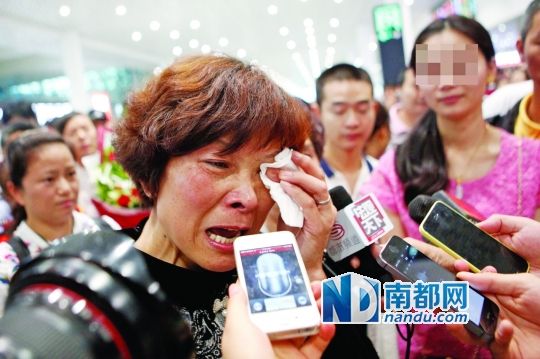 昨日，被拐25年的翁女士(粉紅色衣服者)與生母在深圳機(jī)場(chǎng)見面。