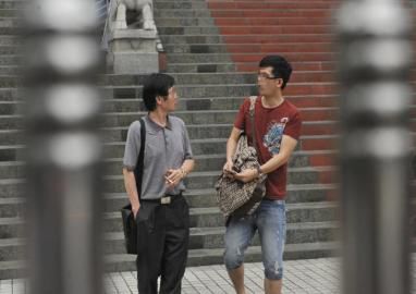 駱嘉文的父親一直陪同。