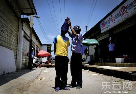 一名團(tuán)伙成員被帶到公家村指認(rèn)現(xiàn)場(chǎng) 一名團(tuán)伙成員被帶到公家村指認(rèn)現(xiàn)場(chǎng)