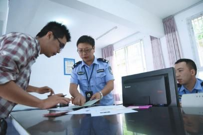 四川一鎮(zhèn)派出所僅兩人駐守 一天工作16小時(shí)(圖) 四川一鎮(zhèn)派出所僅兩人駐守 一天工作16小時(shí)(圖)