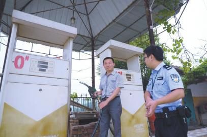 四川一鎮(zhèn)派出所僅兩人駐守 一天工作16小時(shí)(圖) 四川一鎮(zhèn)派出所僅兩人駐守 一天工作16小時(shí)(圖)