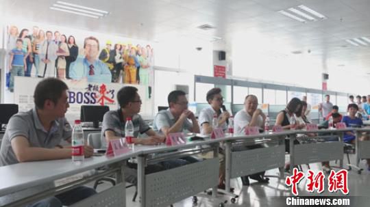 　招聘會(huì)現(xiàn)場(chǎng)，用人單位老板一字排開，與求職者面對(duì)面交流　李超慶　攝