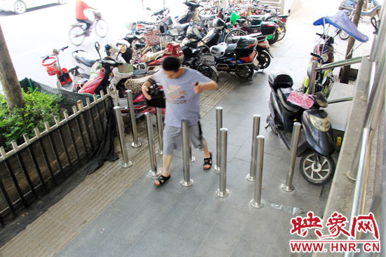 在這段被隔離區(qū)域,南側(cè)道路約有2米寬,設置了11根齊腰高的鋼管;北側(cè)道路約有5米寬,設置了29根鋼管