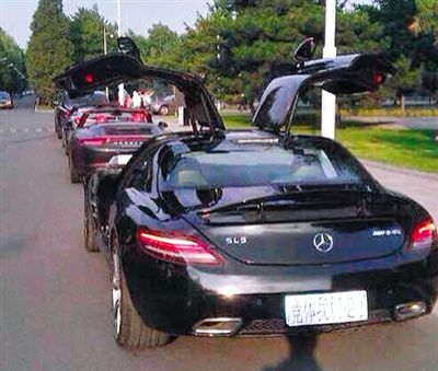 近日，一組“北體大畢業(yè)典禮豪車云集堪比車展”組圖在網(wǎng)絡(luò)爆紅。網(wǎng)絡(luò)截圖