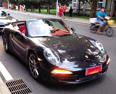 近日，一組“北體大畢業(yè)典禮豪車云集堪比車展”組圖在網(wǎng)絡(luò)爆紅。網(wǎng)絡(luò)截圖