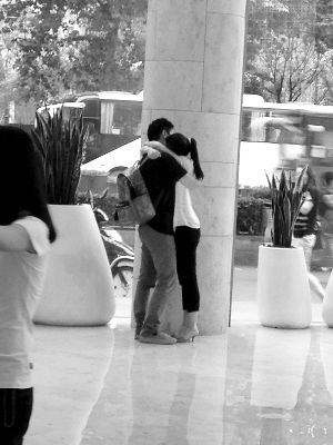 兩人在德基廣場(chǎng)一樓擁抱 圖片來(lái)自新浪 兩人在德基廣場(chǎng)一樓擁抱 圖片來(lái)自新浪