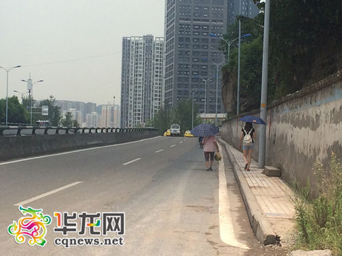 重慶現(xiàn)37厘米寬人行道 約等于3個iPhone5s(圖) 重慶現(xiàn)37厘米寬人行道 約等于3個iPhone5s(圖)