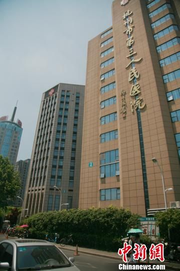 事發(fā)的醫(yī)院門口。 李晨韻 攝