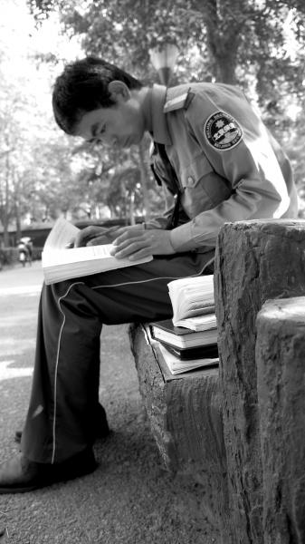 北外保安回鄉(xiāng)復(fù)讀考上一本 暑期工地搬磚賺學(xué)費(fèi) 北外保安回鄉(xiāng)復(fù)讀考上一本 暑期工地搬磚賺學(xué)費(fèi)