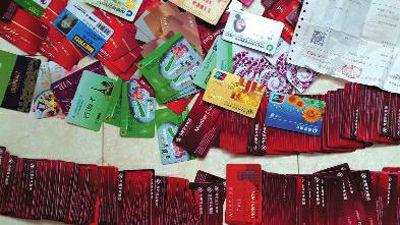 房云云向華商報(bào)記者提供的贓物圖片,包括購物卡、銀行卡等