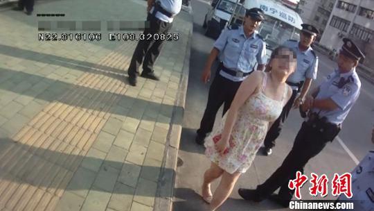 南寧失戀男女丑態(tài):男子打坐拜佛女子踢打協(xié)警 南寧失戀男女丑態(tài):男子打坐拜佛女子踢打協(xié)警