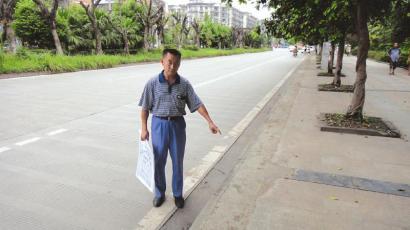 傷者的兒子指認事發(fā)點