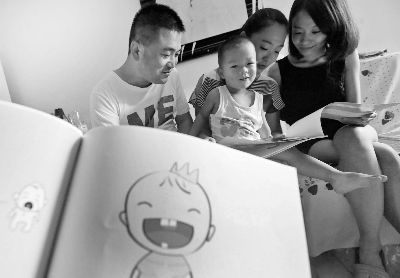 北京一對夫妻自制寶寶斷奶“神書”被網(wǎng)友點贊 北京一對夫妻自制寶寶斷奶“神書”被網(wǎng)友點贊